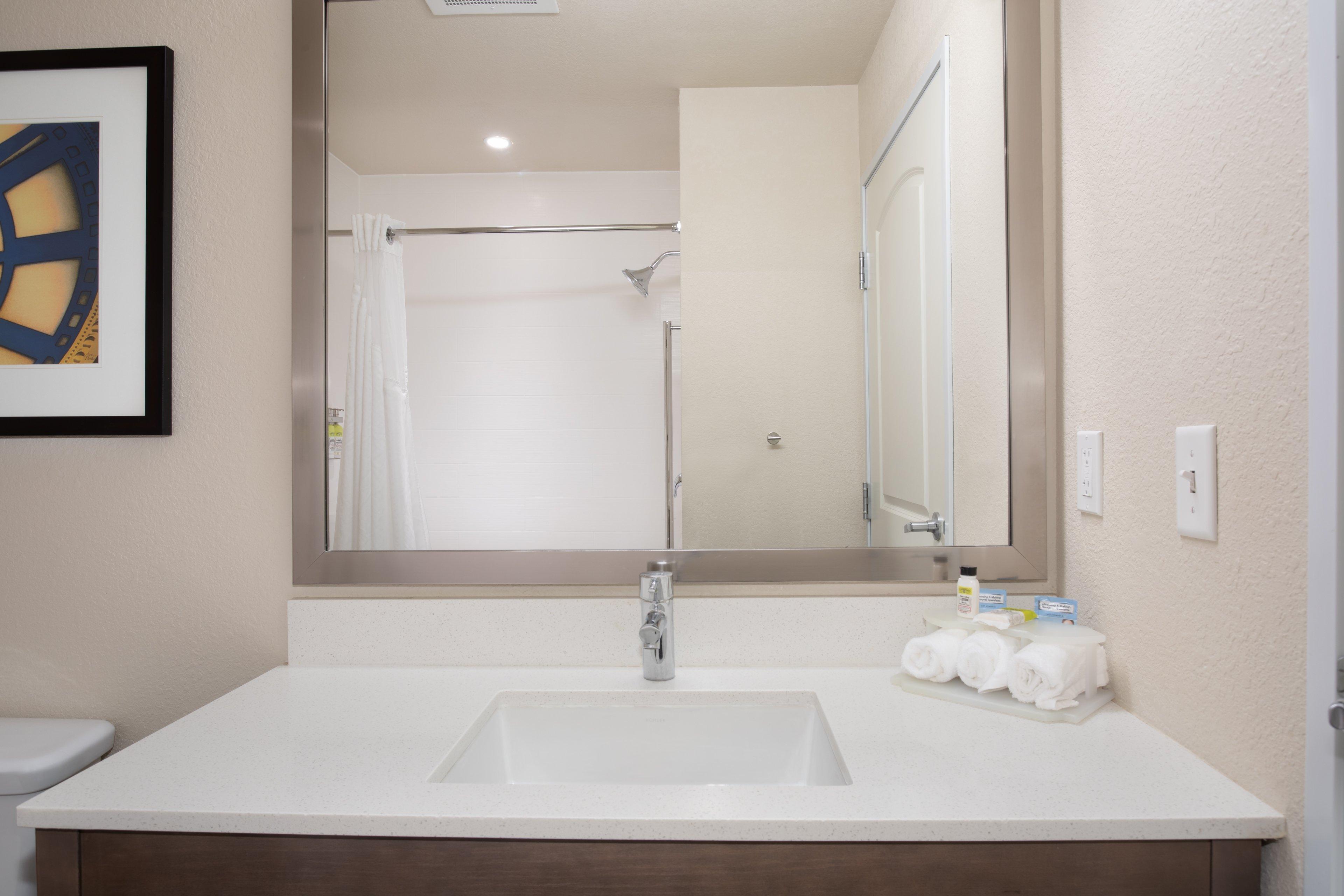 Holiday Inn Express & Suites Manhattan By Ihg Exteriör bild