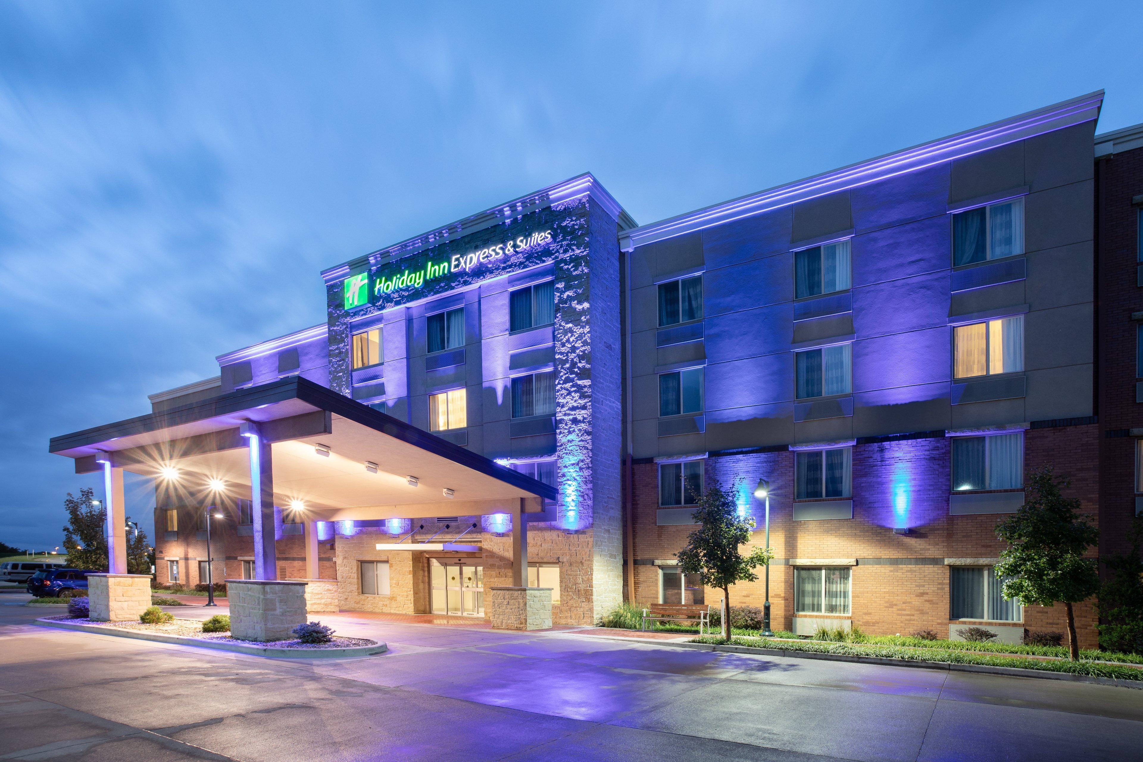 Holiday Inn Express & Suites Manhattan By Ihg Exteriör bild