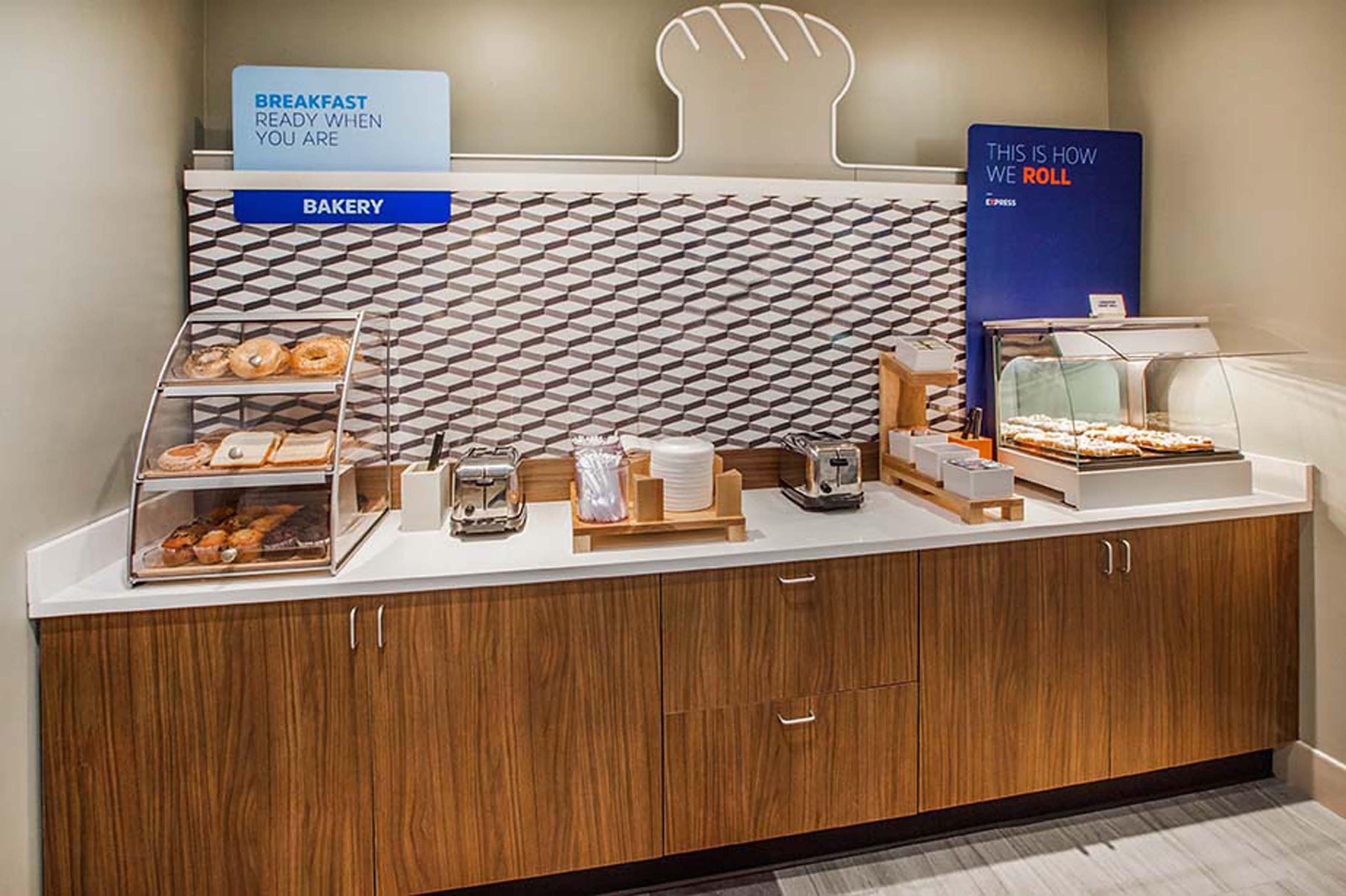 Holiday Inn Express & Suites Manhattan By Ihg Exteriör bild