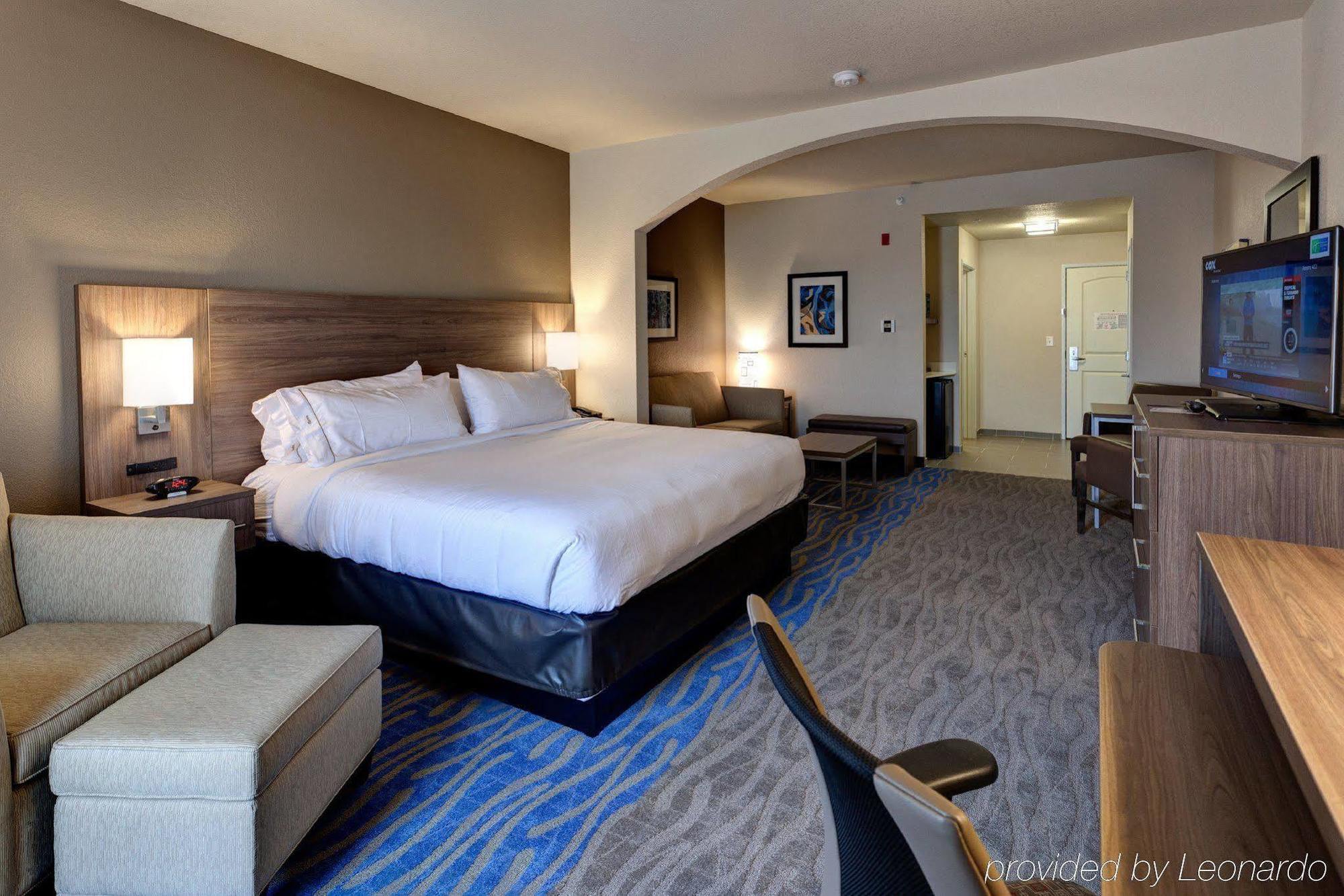 Holiday Inn Express & Suites Manhattan By Ihg Exteriör bild