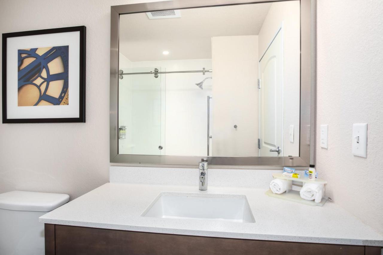 Holiday Inn Express & Suites Manhattan By Ihg Exteriör bild
